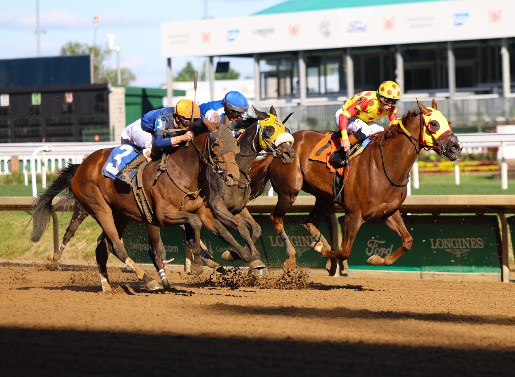 Horses close in on finish line - April 26.JPG